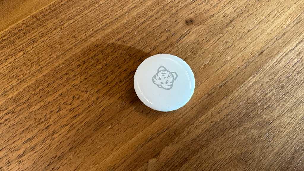 Apple’s four-pack of AirTags drops to $75 Apples Airtag med ingraverad emoji i form av tiger.