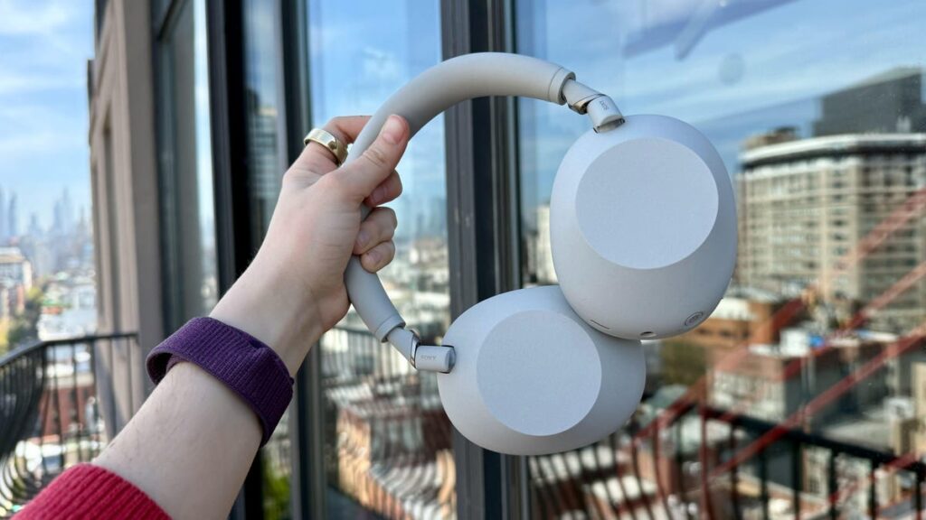 I ditched my daily driver Bose headphones for the XM6 - and I'm hesitant to go back