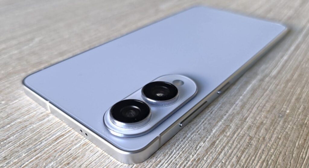 The Samsung Galaxy S25 Edge might look gorgeous, but its headline feature stands out for all the wrong reasons The Samsung Galaxy S25 Edge lying on its face on a table