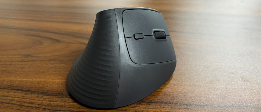 Ugreen M571 Vertical Ergonomic Mouse review: a budget-friendly vertical mouse that delivers comfort over long hours The Ugreen Vertical Ergonomic Mouse main buttons and rear grip