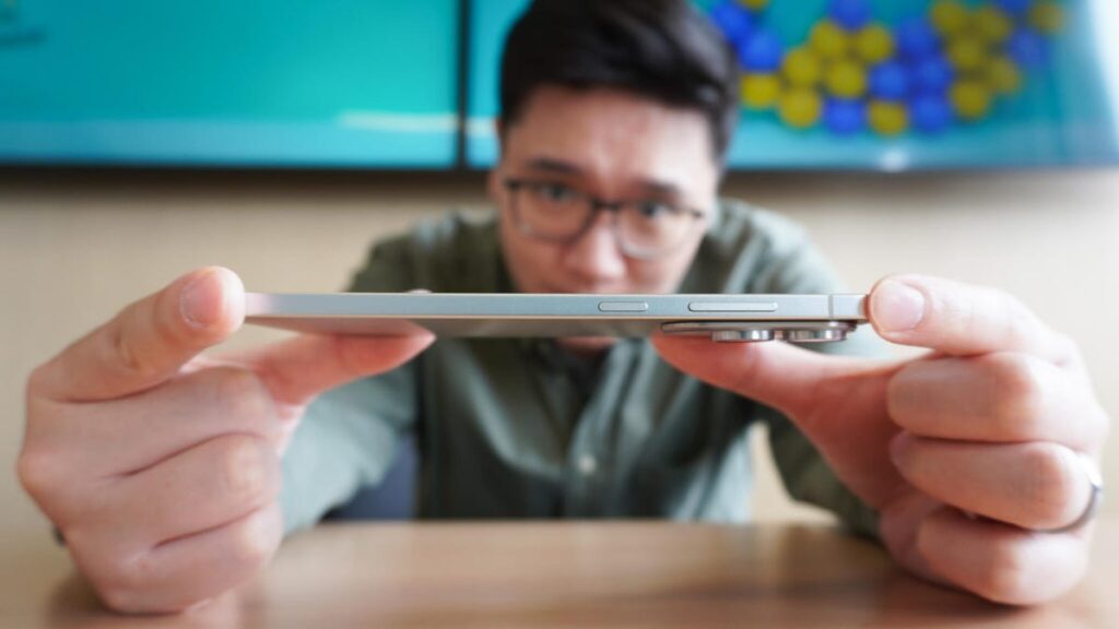Samsung offers $250 discount on its latest Galaxy S25 model - multiple retailers included