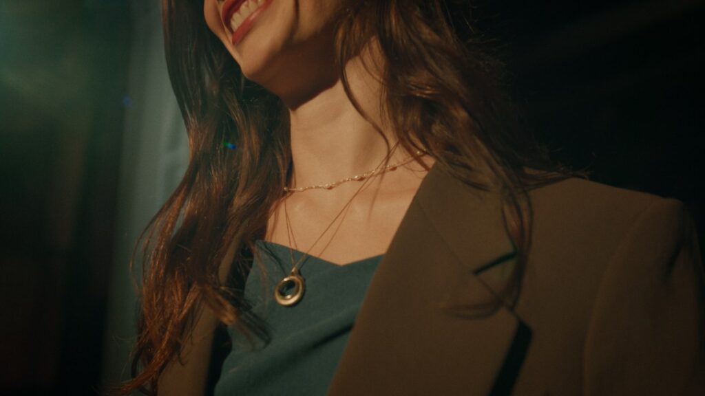 Woman wearing a Taya note-taking pendant
