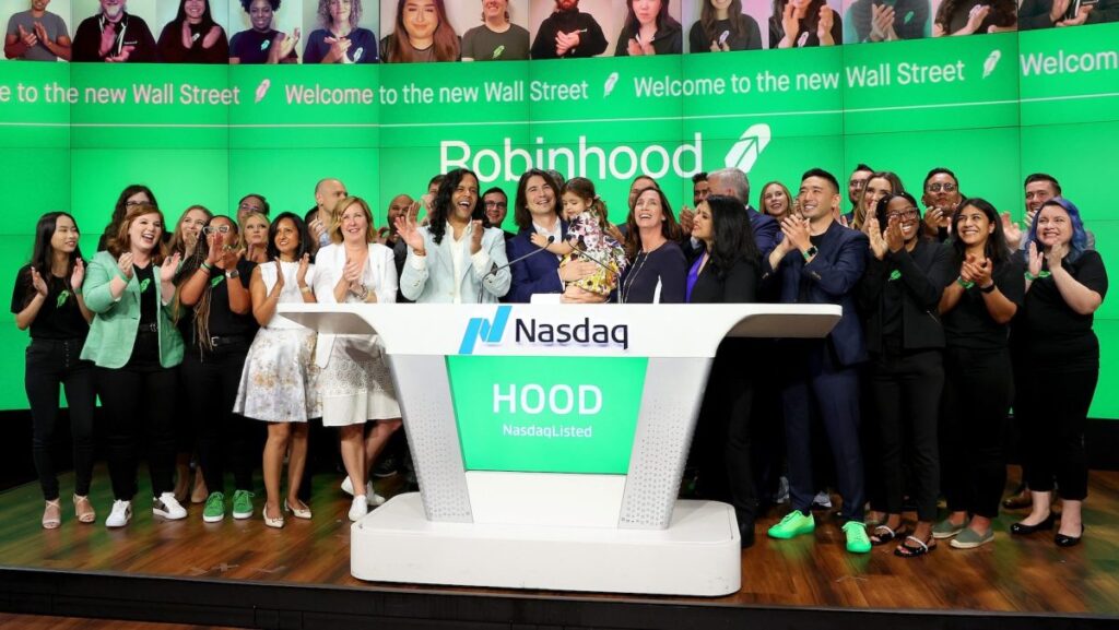 Robinhood to list a fund that lets anyone back Y Combinator startups Robinhood's Baiju Bhatt and Vlad Tenev celebrate after ringing the bell on Robinhood Markets IPO Listing Day on July 29, 2021 in New York City.